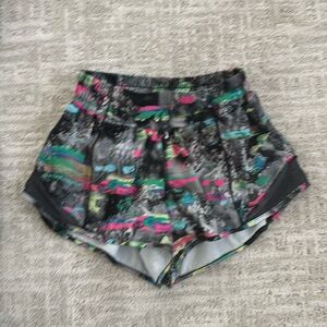 Lululemon hotty hot high rise 2.5 inch shorts